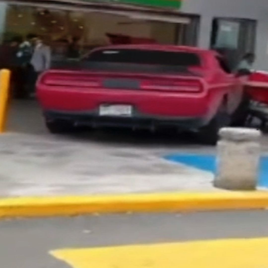 Así quedó el vehículo en la fachada de la tienda.